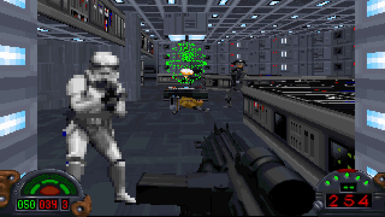 Standbild aus dem Videospiel Star Wars: Dark Forces. Der Raum ist ein futuristischer Computerraum, gestaltet im 2.5D-Pixel-Art-Stil. Du hältst eine große Waffe und schießt auf einen Gegner vor dir. Links steht ein Sturmtruppler. Am hinteren Ende des Raums befindet sich ein Sternenkarten-Hologramm.