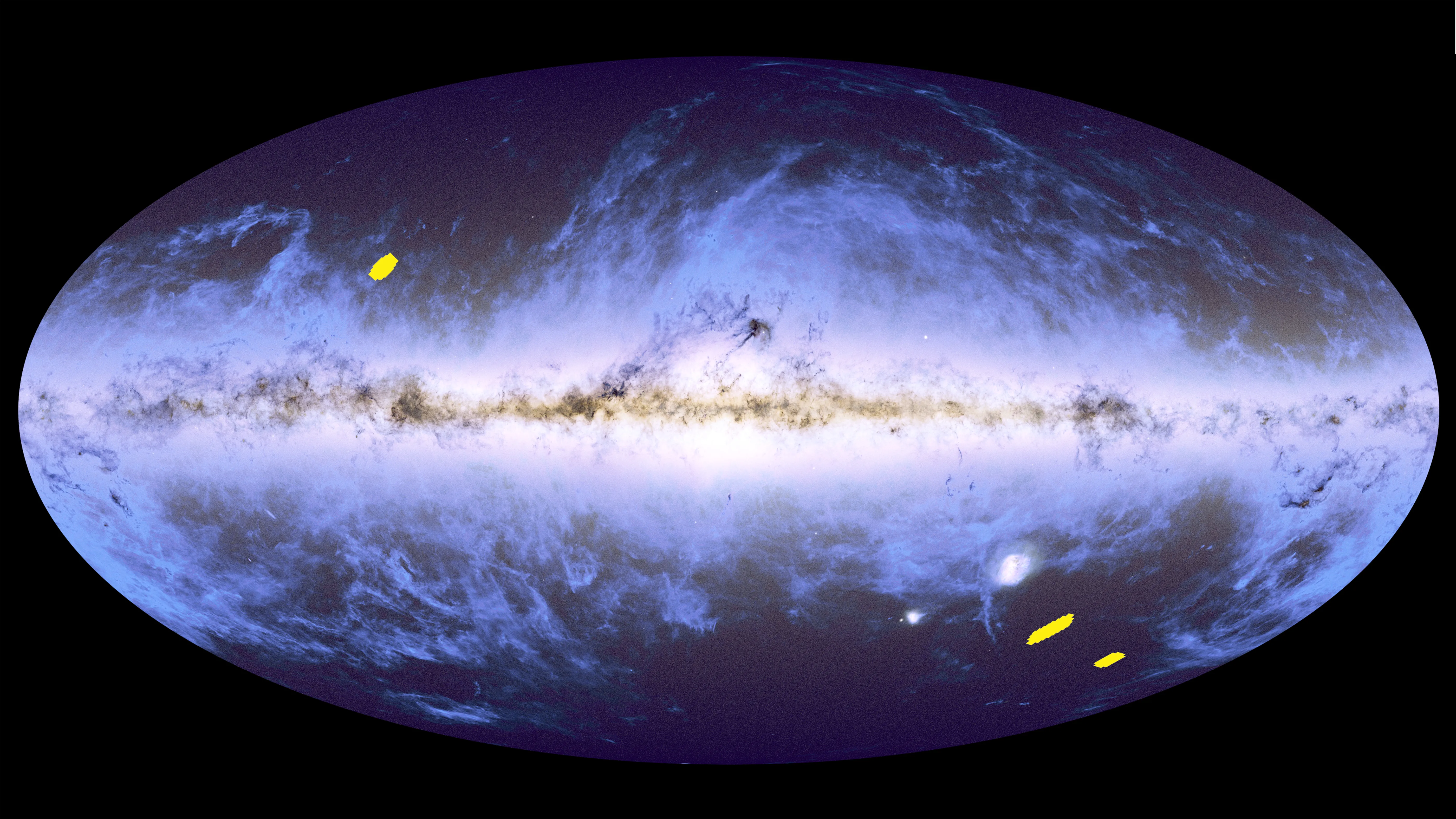 Ein ovales Bild zeigt eine Projektion des Nachthimmels mit der hellen Ebene unserer Milchstraße, die horizontal durch die Mitte verläuft. Wolkenartige Strukturen, die Sterne sowie interstellare Gase und Staub darstellen, erstrecken sich oberhalb und unterhalb der Ebene. Drei kleine Bereiche sind in Gelb markiert und zeigen die Standorte von Euclids drei Deep-Field-Untersuchungen. Einer befindet sich oberhalb und links der horizontalen Ebene, die anderen beiden unten rechts. Alle drei liegen in scheinbar leeren Regionen zwischen den wolkenartigen Strukturen.
