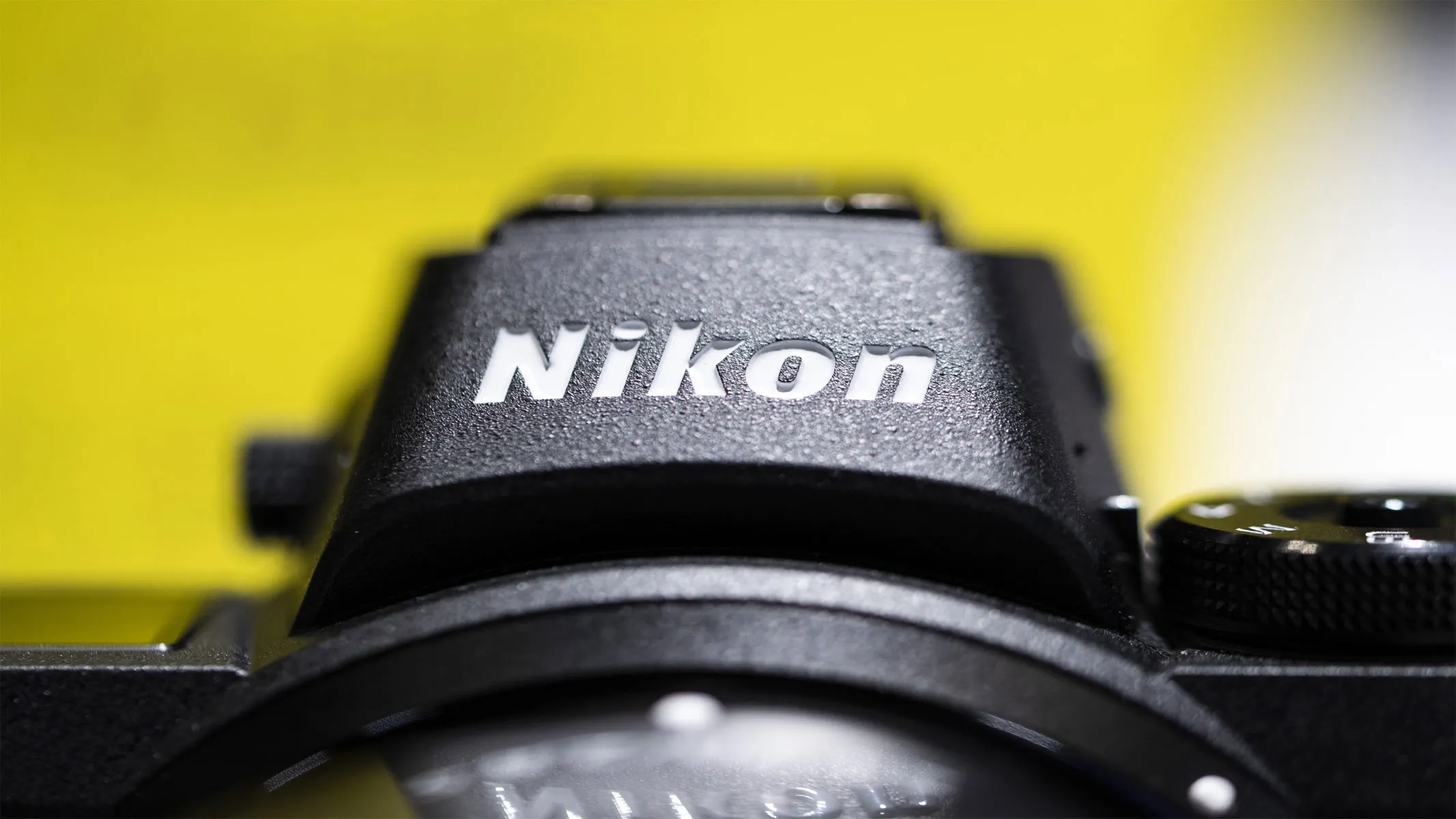 Eine Nahaufnahme einer Nikon-Kamera.